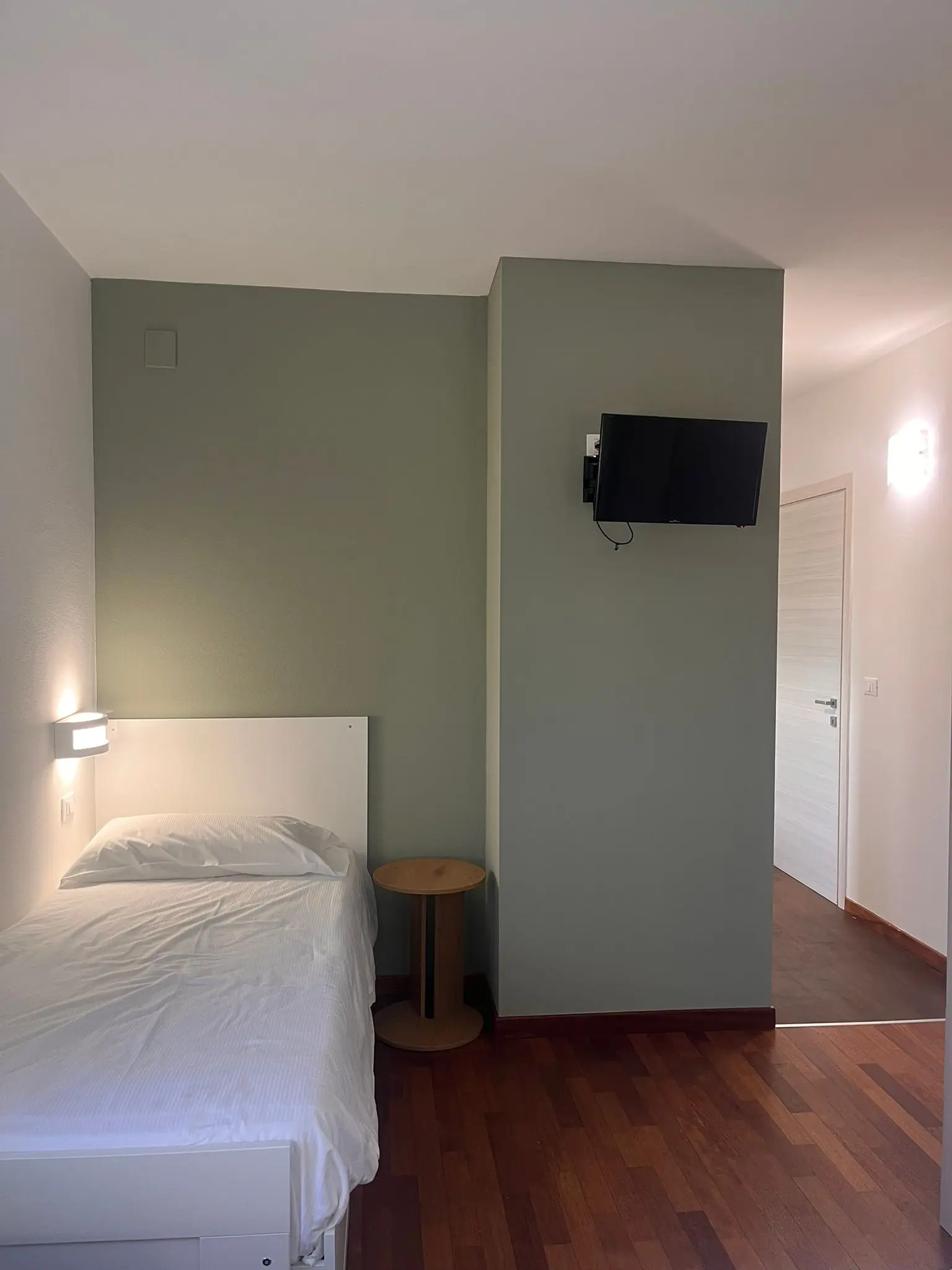stanza con letto camera 102